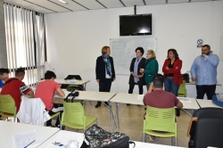 La alcaldesa visita el taller formativo para quince jóvenes de los barrios  de Varadero y Santa Adela