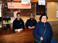 La Asociación Cultural Cruz Alhambra y el Coro Cosas Nuestras de La Herradura animaron Almuñécar