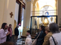 La visita “Un paseo por la historia” conoció la iglesia de la Encarnación de Almuñécar