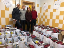 Un centenar de familias desfavorecidas de Órgiva reciben una bolsa de productos navideños