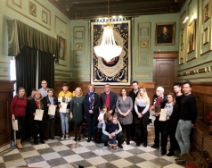 La alcaldesa Luisa García Chamorro entrega los premios a los ganadores del VII Certamen de Belenes de Motril