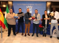 Los Reyes Magos de Almuñécar reciben sus coronas y se preparan para una cabalgata de cuento.