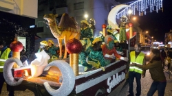 Música, pasacalles y nieve artificial para acompañar a los Reyes Magos en la Cabalgata
