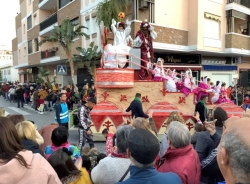 La Cabalgata de Reyes de Almuñécar llenó las calles y avenidas durante el recorriod por la ciudad sexitana