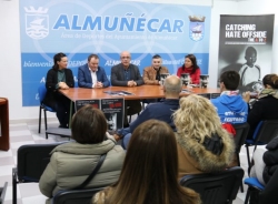 El estadio “Francisco Bonet” acogió la presentación en Almuñécar del libro sobre el racismo y otras discriminaciones en el fútbol: “Sin odio. De la A