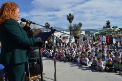 La celebración del Día de la Paz reúne a 700 alumnos en el Parque de la Libertad para comenzar con la plantación del ‘Bosque de los Deseos’