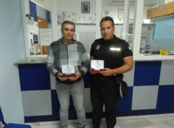 Vecino agradecido a los agentes de la Policía Local de Almuñécar que le salvaron la vida