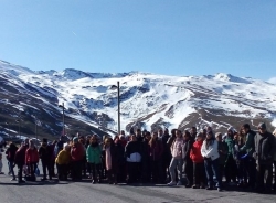 El Área de Juventud de Almuñécar llevó este fin de semana a Sierra Nevada a más de centenar de sexitanos