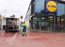 Almuñécar intensifica las tareas de limpieza y desinfección en la vía pública