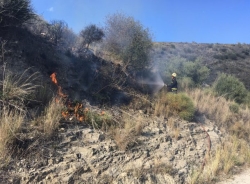 Los Bomberos de Almuñécar sofocan un incendio en el paraje Barranco “Los Negros” junto Río Jate en La Herradura