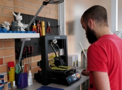 Un joven sexitano ha elaborado un total de 166 mascaras de pantalla gracias a su impresora 3D