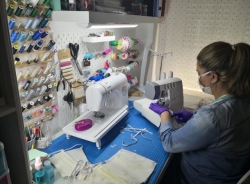 La Cofradía de La Herradura consigue reunir más de un millar de mascarillas elaboradas por 14 voluntarias