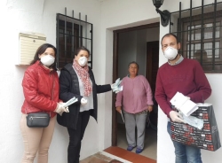 El Ayuntamiento de Almuñécar reparte mascarillas a los mayores de las Viviendas de la Tercera Edad