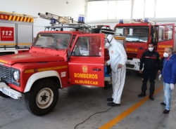 La empresa sexitana Sanisur desinfecta vehículos de Policía Local y Bomberos de Almuñécar