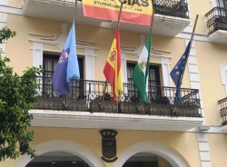 Almuñécar se une al dolor por la muerte de las víctimas por el Covid-19 y pone sus banderas a media asta