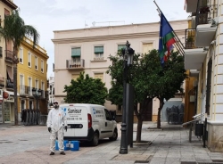 El Ayuntamiento de Almuñécar y Sanisur desinfectan los cascos antiguos sexitanos con un vehículo quad y el sistema de nebulización