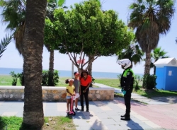 La población infantil de Almuñécar y La Herradura disfrutó hoy de su primer día de paseo por calles y playas despues de más de 40 dias