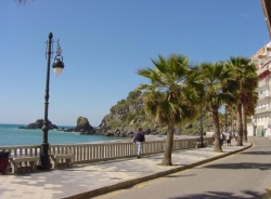 Almuñécar cierra el tráfico las calzadas paralelas a los paseos Prieto Moreno y San Cristóbal cada tarde noche