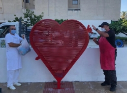 La Herradura instala un “corazón solidario” en el paseo marítimo para la recogida de tapones en campañas benéficas