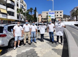 El Patronato de Turismo de Almuñécar entrega de una nueva uniformidad a los taxistas sexitanos