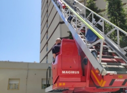 Los Bomberos de Almuñécar realizan pruebas con el camión autoescalera en Costa Banana y Chinasol