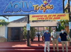 El concejal de Turismo y Playa de Almuñécar Daniel Barbero conoce las novedades y medidas de seguridad del parque acuático “Aquatropic” que abre este