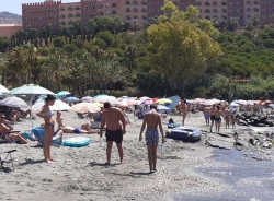 La Policía Local de Almuñécar y Auxiliares de Playa cierran este domingo la playa Calabajío por completar el aforo