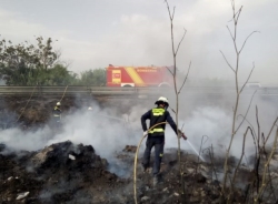 Los Bomberos de Almuñécar y Motril sofocan un incendio en un cañaveral junto a la CN 340 en Torrenueva Costa