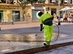 El Ayuntamiento de Motril retira 5.000 chicles adheridos al pavimento  de la vía pública en solo dos días