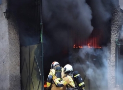 Los Bomberos de Almuñécar sofocan un incendio en un garaje particular de Torrecuevas