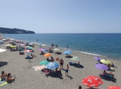 La afluencia de bañistas se mantuvo en las playas de Almuñécar y La Herradura con la regulación de dos calas y la zona oeste de la playa de San Cristó