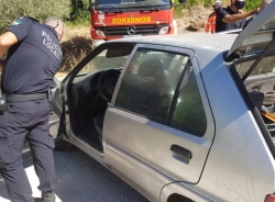 Los Bomberos de Almuñécar rescatan un vehículo que se había salido de la vía cerca de una urbanización en Cerro Gordo