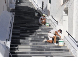 El Ayuntamiento de Almuñécar lleva a cabo el pintado de las zonas comunes del Barrio Los Marinos