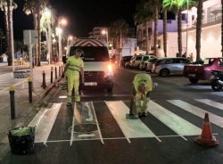 El Ayuntamiento de Almuñécar lleva a cabo una campaña de pintado de pasos de peatones