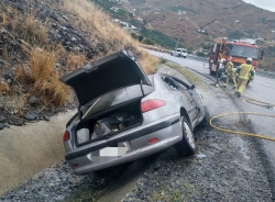 Los Bomberos sexitanos sofocan el incendio en un turismo en el acceso a la A-7 desde Almuñécar