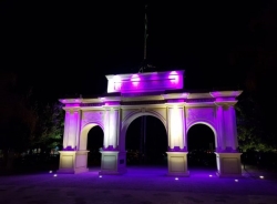 Almuñécar rinde homenaje a las mujeres que luchan contra el cáncer de mama sumándose al rosa y pidiendo más medios para la investigación