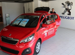 El concesionario Peugeot de Almuñécar presenta el coche que sortearan los comerciantes sexitanos