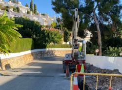 La empresa de Agua y Servicios lleva a cabo la instalación de la tubería de abastecimiento de la Urbanización Las Palomas en La Herradura