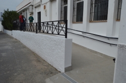 El Ayuntamiento arregla el gimnasio de Lobres, mejorando los accesos y acabando con los problemas de humedad