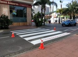 Almuñécar lleva a cabo una campaña de pintado de pasos de peatones en la zona del P4