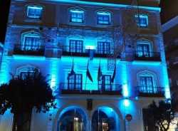 El Ayuntamiento de Almuñécar ilumina su fachada con motivo del Día Internacional de los Derechos de los Niños y las Niñas.