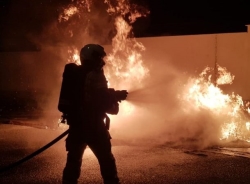 Bomberos de Almuñécar sofocan el fuego en un contenedor en la Urbanización Galera Playa