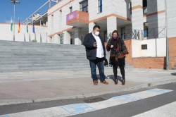 Salobreña adapta los pasos de cebra con pictogramas para facilitar la accesibilidad de las personas con discapacidad