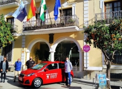 Las asociaciones de comerciantes de Almuñécar y La Herradura presentan el coche que sortean el 4 de enero entre sus clientes