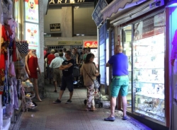 Almuñécar solicita a la Junta la declaración de su municipio como zona de gran afluencia turística para favorecer el comercio local