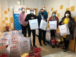 Más de un centenar de familias desfavorecidas de Órgiva reciben una cesta de productos navideños