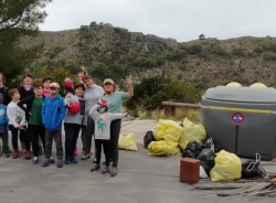 Un grupo de voluntarios de Almuñécar ha realizado una campaña contra la “basuraleza” en el Paraje Natural de Cerro Gordo