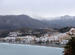 La nieve llegó esta noche al municipio de Almuñécar por Peña Escrita