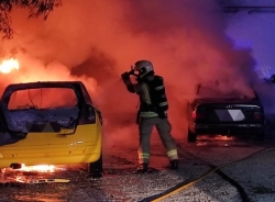Dos vehículos resultaron siniestro total como consecuencia de un fuego que se investiga