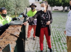 El Ayuntamiento de Almuñécar inicia el cambio de parte de la baranda de hierro de la plaza del Acueducto